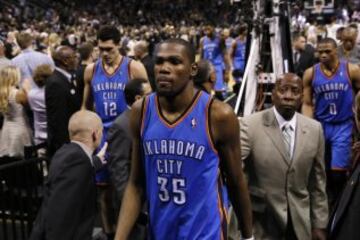 La decepción de Kevin Durant, que terminó agotado y no pudo ser decisivo en el último cuarto.