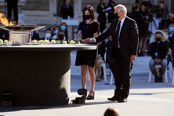 El Alto Representante para la Política Exterior y de Seguridad, Josep Borrell (d) realiza una ofrenda floral en el pebetero central del Patio de la Armería.