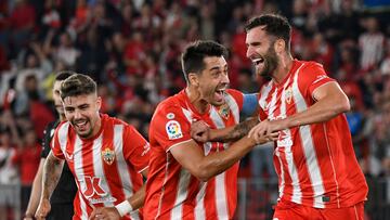 ALMERÍA, 09/11/2022.- El delantero brasileño de la UD Almeria Leo Baptistao (d) celebra su gol, primero del equipo ante el Getafe CF, durante el partido de la jornada 14 de Liga en Primera División que se disputa hoy miércoles en el Power Horse Stadium, en Almería. EFE/ Carlos Barba