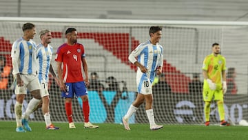 Futbol, Argentina vs Chile
Sexta fecha, eliminatorias al mundial 2026.
El jugador de la seleccion argentina Paulo Dybala , derecha, celebra su gol contra Chile durante el partido de clasificacion al mundial 2026 realizado en el estadio Monumental de Buenos Aires, Argentina.
05/09/2024
Alejandro Pagni/Photosport
Football, Argentina vs Chile
6nd turn, 2026 World cup qualifiers.
ArgentinaÕs player Paulo Dybala , right, celebrates after scoring against Chile during the 2026 World Cup qualifier match held at the Monumental stadium in Buenos Aires, Argentina.
05/09/2024
Alejandro Pagni/Photosport