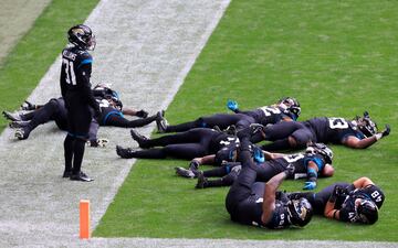 Los Jacksonville Jaguars derrotaron con claridad a los Atlanta Falcons (23 a 7) en el primero de sus partidos londinenses de este año. El equipo de Florida lleva varios años disputando uno de sus partidos como local en la capital británica. En la foto, la defensa celebra una intercepción retornada para touchdown de Darious Williams (en pie).