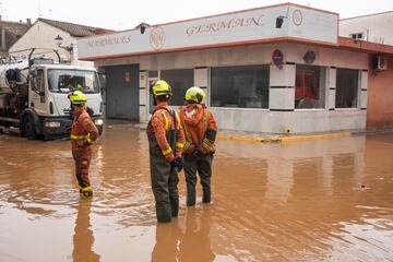 Agentes del equipo de Bomberos trabaja en las zonas afectadas en Llombai, Valencia.