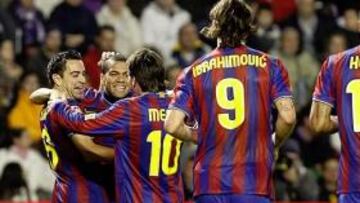 <b>SUPERIORES. </b>Xavi, Messi y Alves se abrazan celebrando uno de los goles del Barcelona en Zorrilla.