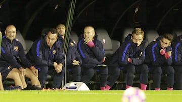 Luis Enrique contempla ante el banquillo barcelonista la debacle de su equipo en Bala&iacute;dos ante el Celta el pasado domingo.