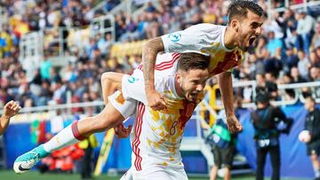 Ceballos celebra el gol de Saúl.