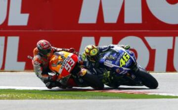 Toque en la última curva entre Márquez y Rossi.