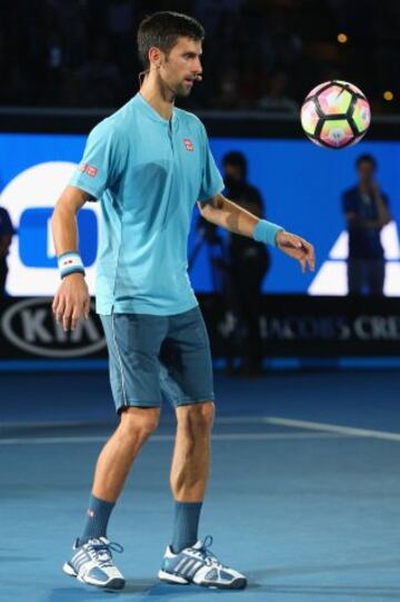 Novak Djokovic jugando al f迆tbol