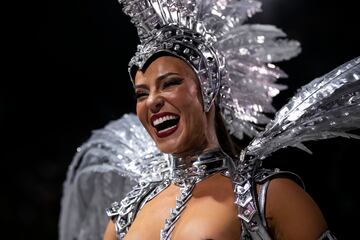 Estos días la ciudad brasileña se viste de gala para disfrutar del Carnaval 2023. Bailes, desfiles, samba... llenan de color la ciudad costera de Brasil, famosa por sus playas de Copacabana e Ipanema, la estatua del Cristo Redentor sobre el cerro del Corcovado y el morro Pan de Azúcar.