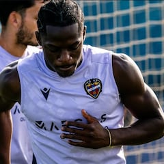 Etta Eyong y Vencedor se estrenan a las órdenes de Calero