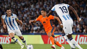 SAN SEBASTIÁN, 20/09/2023.- El centrocampista chileno del Inter de Milan, Alexis Sánchez (c), conduce el balón ante el centrocampista de la Real Sociedad, Mikel Merino, durante el encuentro correspondiente a la fase de grupos de la Liga de Campeones que disputan hoy miércoles en el estadio de Anoeta, en San Sebastián. EFE / Juan Herrero.
