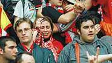 <B>LA AFICIÓN LLORÓ DE IMPACIENCIA</B>. Los seguidores atléticos que acudieron al Carlos Tartiere no pudieron evitar las lágrimas. 64 años después el Atlético caía por tercera vez al pozo de Segunda.