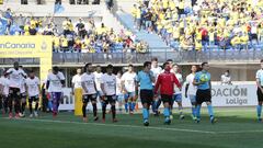 Los futbolistas de Las Palmas y el Tenerife saltan al campo durante el derbi disputado el pasado mes de octubre.