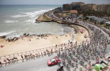 El pelotón en su paso por Torrevieja al inicio de la etapa.