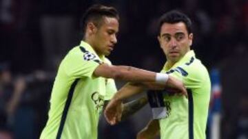 Neymar entrega el brazalete a Xavi en París.