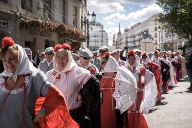 Decenas de personas durante el pasacalles castizo ‘Bailando por Madrid’ por las Fiestas de San Isidro.