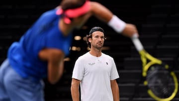 Carlos Moya observa a Rafa Nadal durante un entrenamiento.