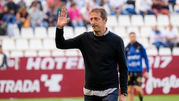 Ramis saluda durante el Albacete-Tenerife de la pasada jornada.