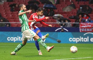 Jo?o F¨¦lix marca el 3-0 al Betis.