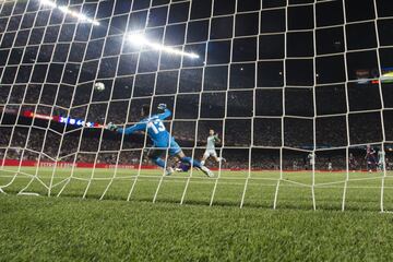 5-1. Arturo Vidal marc¨® el quinto gol.