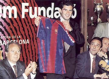 En 1995 Luis Figo llegó al Barcelona bajo las órdenes de Johan Cruyff y con Núñez como presidente. El portugués es otro de los fichajes estrella del mandatario. Jugó durante cinco temporadas hasta su marcha al Real Madrid en el 2000.