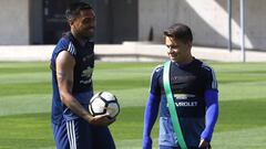 Los jugadores de  Universidad de Chile, Gonzalo Jara y Jeferson Sotelo, son fotografiados durante la practicas de esta maana en el CDA.
 