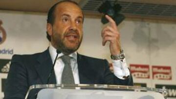 El Real Madrid ha salido al paso de las informaciones que se han suscitado en los últimos días sobre el posible amaño de la última Asamblea de Socios Compromisarios del 7 de diciembre, en las que se acusa a la Directiva del conjunto blanco, presidida por Ramón Calderón, de infiltrar individuos sin derecho a voto para adulterar el resultado de las votaciones a su favor.