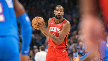 OKLAHOMA CITY, OKLAHOMA - OCTOBER 21: Kevin Durant #7 of the Houston Rockets looks to pass during the first half against the Oklahoma City Thunder at Paycom Center on October 21, 2025 in Oklahoma City, Oklahoma. NOTE TO USER: User expressly acknowledges and agrees that, by downloading and or using this photograph, User is consenting to the terms and conditions of the Getty Images License Agreement. William Purnell/Getty Images/AFP (Photo by William Purnell / GETTY IMAGES NORTH AMERICA / Getty Images via AFP)