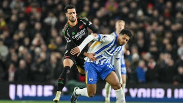 Arsenal's Spanish midfielder #23 Mikel Merino (L) fights for the ball with Brighton's French midfielder #14 Georginio Rutter (R) during the English Premier League football match between Brighton and Hove Albion and Arsenal at the American Express Community Stadium in Brighton, southern England on January 4, 2025. (Photo by Glyn KIRK / AFP) / RESTRICTED TO EDITORIAL USE. No use with unauthorized audio, video, data, fixture lists, club/league logos or 'live' services. Online in-match use limited to 120 images. An additional 40 images may be used in extra time. No video emulation. Social media in-match use limited to 120 images. An additional 40 images may be used in extra time. No use in betting publications, games or single club/league/player publications. /