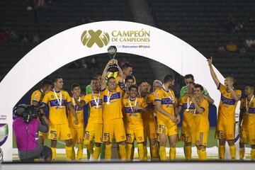 Los Tigres de la UANL se proclamaron Campeón de Campeones 2017 tras derrotar a las Chivas del Guadalajara con gol de Eduardo Vargas tras una gran asistencia de André-Pierre Gignac. Los del 'Tuca' Ferretti conquistaron el trofeo por segunda vez consecutiva y dejaron al Rebaño Sagrado sin el ansiado ‘Triplete’, a una semana de que arranque el Apertura 2017.