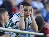 Un joven aficionado se lamenta de una ocasión fallida del Córdoba