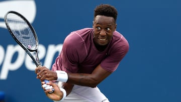 Flushing Meadows (United States), 26/08/2024.- Gael Monfils of France in action against Diego Schwartzman of Argentina during their first round match of the US Open Tennis Championships at the USTA Billie Jean King National Tennis Center in Flushing Meadows, New York, USA, 26 August 2024. The US Open tournament runs from 26 August through 08 September. (Tenis, Francia, Nueva York) EFE/EPA/JOHN G. MABANGLO