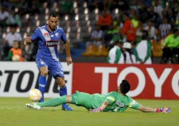 Emanuel Herrera of Ecuador's Emelec (L) fights for the ball with Camilo Vargas, goalkeeper of Colombia's Atletico Nacional during their Copa Libertadores soccer match in Medellin May 14, 2015. REUTERS/Fredy Builes