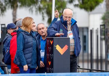 El empresario Juan Roch y la alcaldesa de Valencia, María José Catalá, dan la salida a la Media Maratón celebrada este domingo en Valencia.