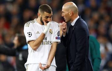 Zidane discute una acción con Benzema en la derrota contra el City en la Champions.