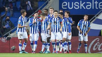 Isak celebra el gol con sus compa&ntilde;eros. 