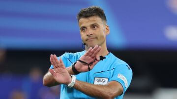 Dusseldorf (Germany), 17/06/2024.- Referee Jesus Gil Manzano gestures during the UEFA EURO 2024 group D soccer match between Austria and France, in Dusseldorf, Germany, 17 June 2024. (Francia, Alemania) EFE/EPA/CHRISTOPHER NEUNDORF
