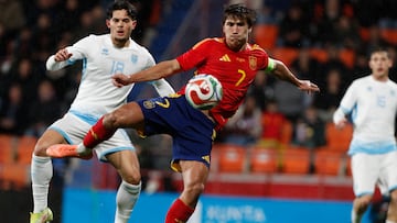 LUGO, 14/11/2025.- El delantero de la selección española sub-21 Gonzalo García (d) juega un balón, durante el partido de la cuarta jornada de la fase de clasificación para el Campeonato de Europa disputado este viernes ante San Marino en Lugo. EFE/Eliseo Trigo