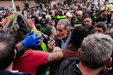 El Rey Felipe VI durante su visita a Paiporta tratando de calmar a los vecinos afectados por la DANA.