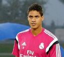 Chelsea y Manchester United pagarían 24 millones por Varane
