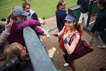 Tennis - Nottingham Open - Nottingham Tennis Centre, Nottingham, Britain - June 11, 2024 Britain's Emma Raducanu signs her autograph for fans after winning her round of 32 match against Japan's Ena Shibahara Action Images via Reuters/Andrew Boyers