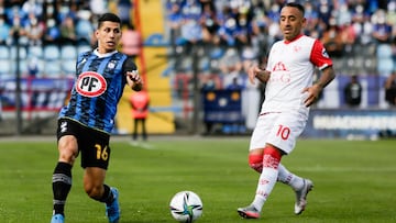 Futbol, Huachipato vs Copiapo
Partido de Promocion vuelta Campeonato 2021.
El jugador de Huachipato Israel Poblete, izquierda, juega el balón contra Copiapo durante el partido de promocion vuelta realizado en el estadio CAP Talcahuano, Ch