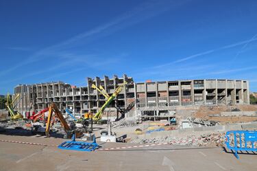 En la obra trabajan 450 personas y se estima que se han retirado unas 120.000 toneladas métricas de escombros.