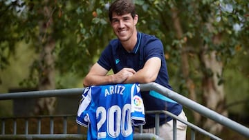 Aritz posa con su camiseta y el número 200