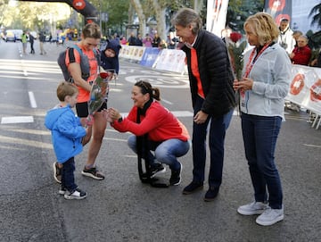 Marta Higueras, teniente de alcalde de Madrid, la atleta Sophie Power y la atleta Carmen Valero