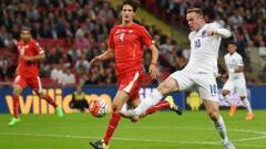 Wayne Rooney disputa el bal&oacute;n con Timm Klose.
