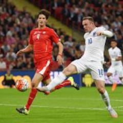 Inglaterra gana, sigue invicta y Wayne Rooney hace historia