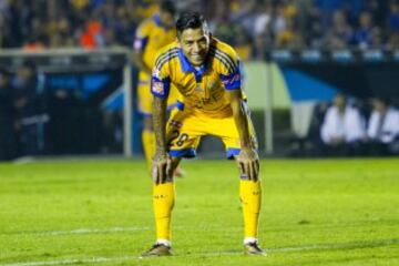 Aquino levantó el trofeo con Tigres al derrotar a Pumas en la Final del Apertura 2015.