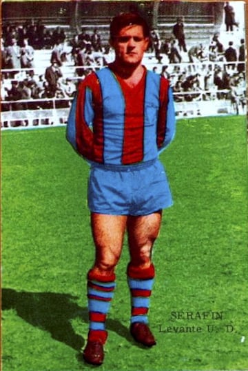 Jugó dos temporadas en el Levante entre 1963 y 1965. Vistió la camiseta del Barcelona la temporada 1965-66.