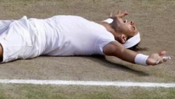 <b>ESPLENDOR EN LA HIERBA. </b>Nadal celebró a lo grande su segundo título, tirándose sobre el pelado fondo de la Centre Court, que se fue secando a lo largo del torneo.