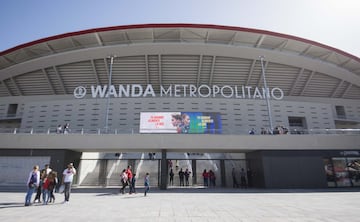 La afici¨®n del Atl¨¦tico de Madrid llen¨® el estadio para ver el partido de f¨²tbol femenino entre Atleti y Bar?a.